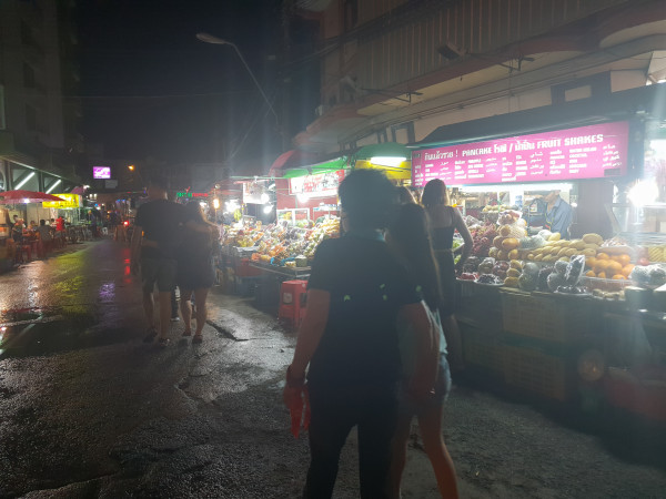 야시장 구경하고 과일 실컷 사먹고 호텔와서 푹쉼~